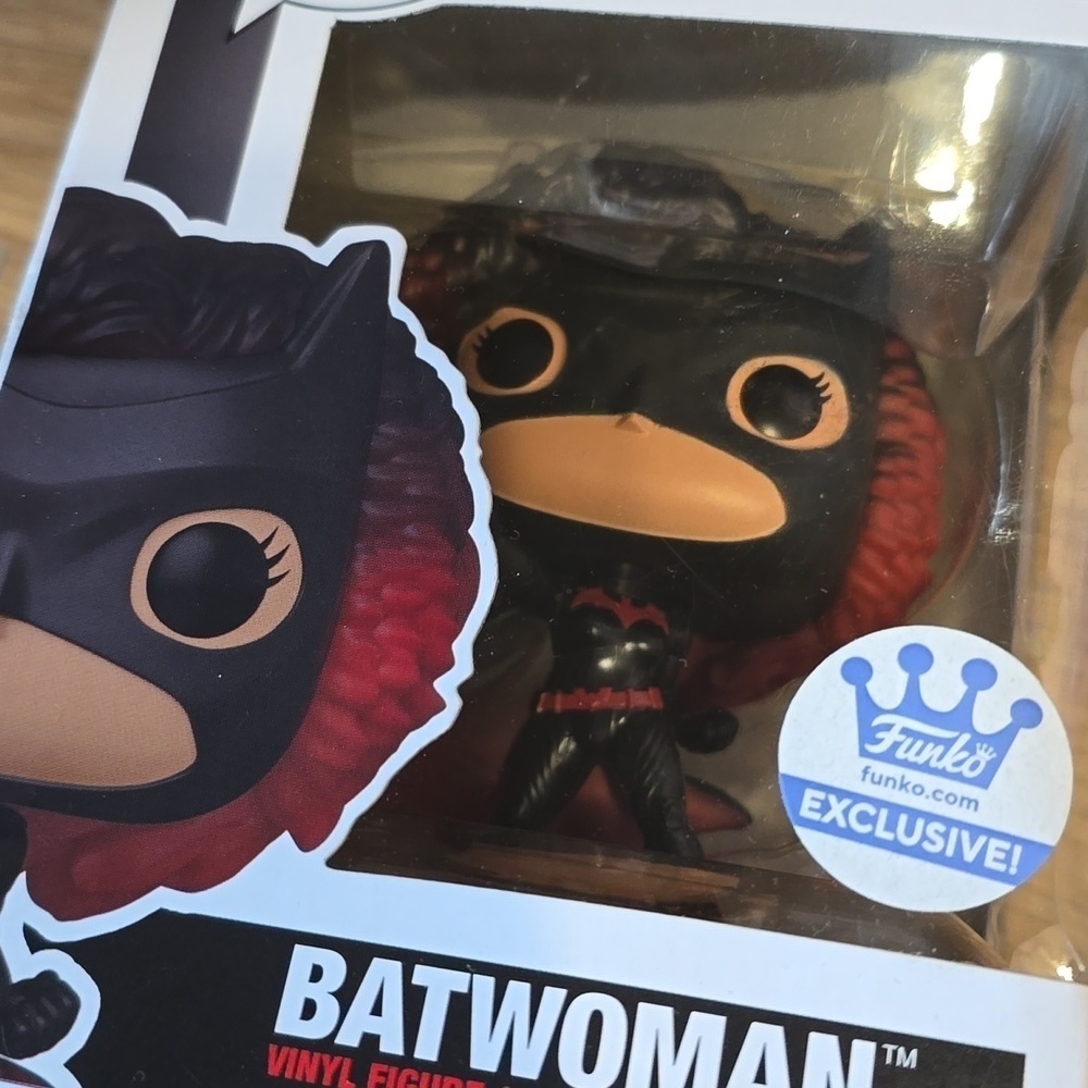 Funko POP! Television - DC Super Heroes Funko Shop Exclusive #1218 Batwoman - Picture 9 of 9